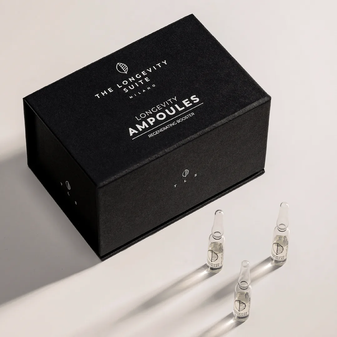 Confezione inclinata delle fiale Longevity Ampoules con tre ampolle su sfondo beige
